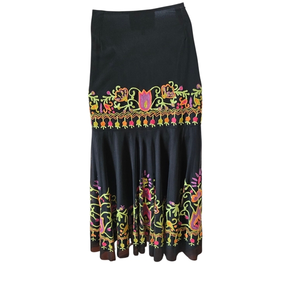 Vintage‎ Collection Black Skirt with Colorful Embroidery - Picture 6 of 13